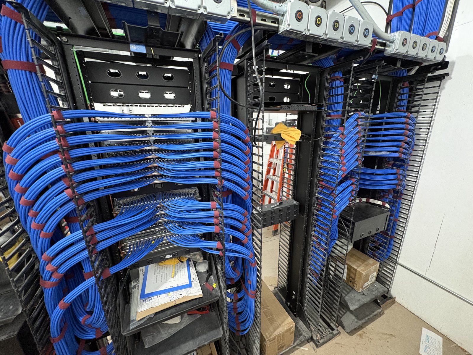 Multi-rack back-of-rack structured cabling and cable management